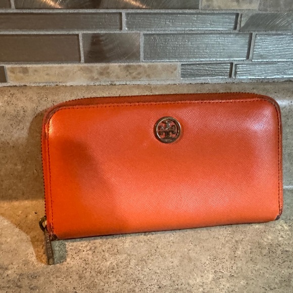 Tory Burch Accessories - Tory Burch zipper wallet